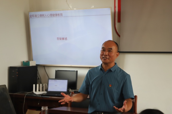 解西运老师为孩子们答疑解惑.jpg