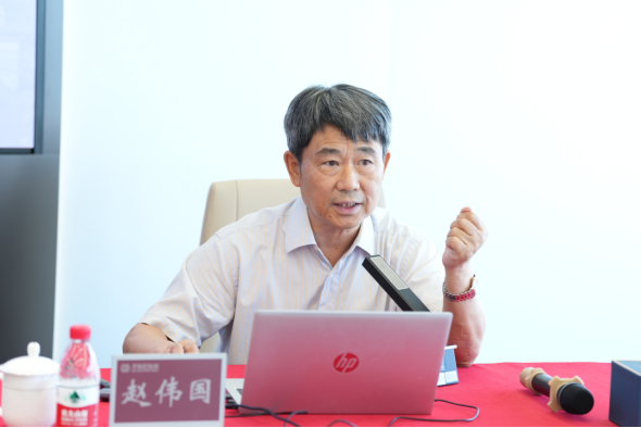 20240822赵伟国为开发区投资集团60余名青年干部职工讲授《传承弘扬广州开发区精神——建功新时代 奋进新征程》，赵主任以生动的语言和丰富的事例讲述了开发区早期建设面临的困难与挑战，从中总结提炼出“艰苦创业、务实进取、敢为人先、追求卓越”为主要内涵的广州开发区精神，激励青年干部职工珍惜老一辈开发区人 .png