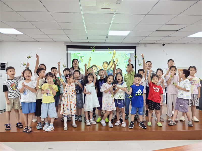 合肥市包河区烟墩街道清水冲社区关工委：传承民族文化 体验非遗棕编 (3).jpg