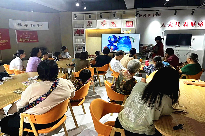 1724547459807475.jpg 江苏省南京市玄武区钟灵街社区关工委开展“扎染文化”手工活动 (2).jpg