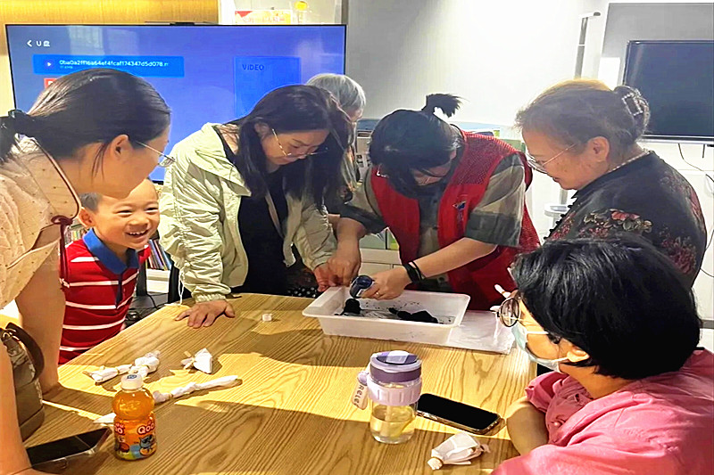 1724547471138614.jpg 江苏省南京市玄武区钟灵街社区关工委开展“扎染文化”手工活动 (3).jpg