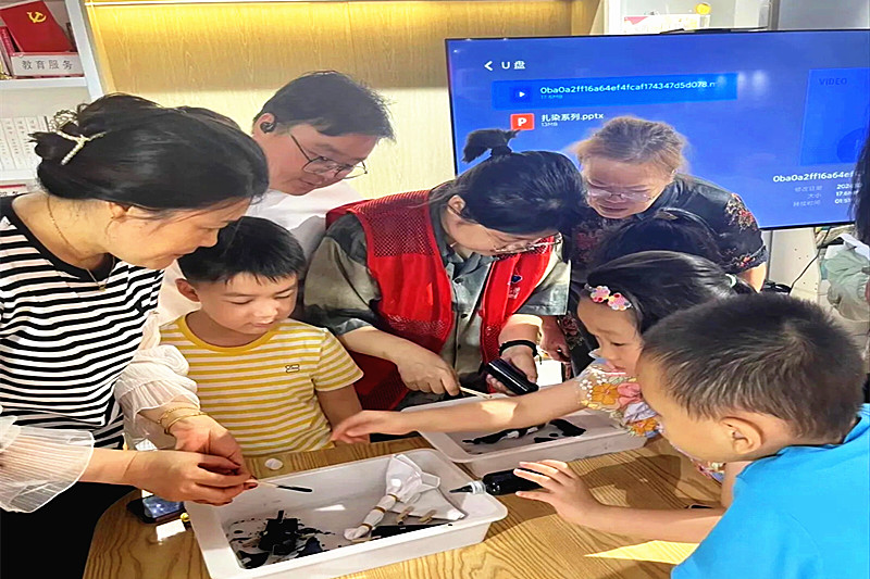 1724547485645306.jpg 江苏省南京市玄武区钟灵街社区关工委开展“扎染文化”手工活动 (4).jpg