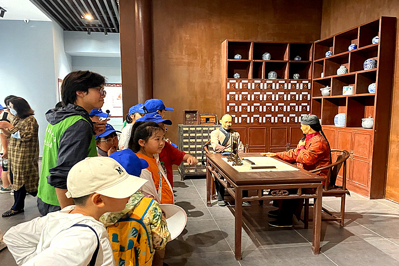 江苏省南京市玄武区墨香山庄社区关工委开展“循神农足迹，仰先辈荣光”中医药文化科普活动(2).jpg