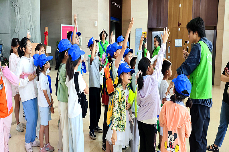 江苏省南京市玄武区墨香山庄社区关工委开展“循神农足迹，仰先辈荣光”中医药文化科普活动(4).jpg