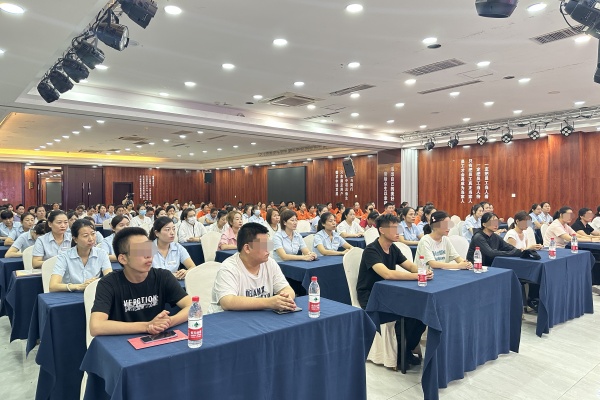 学生听讲.jpg