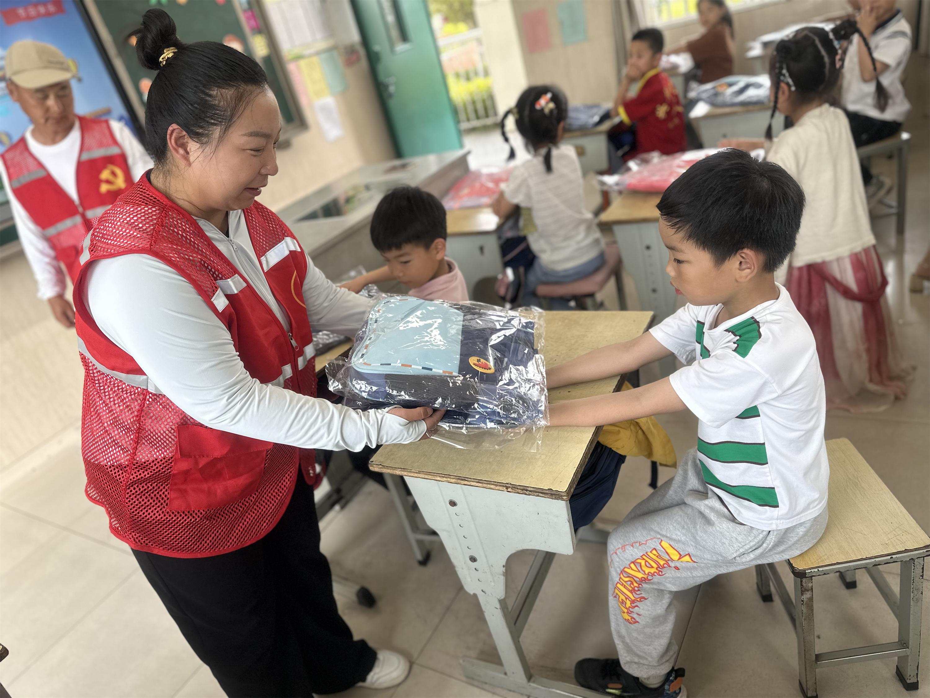1724634727795423.jpg 六一走访新兴小学.jpg