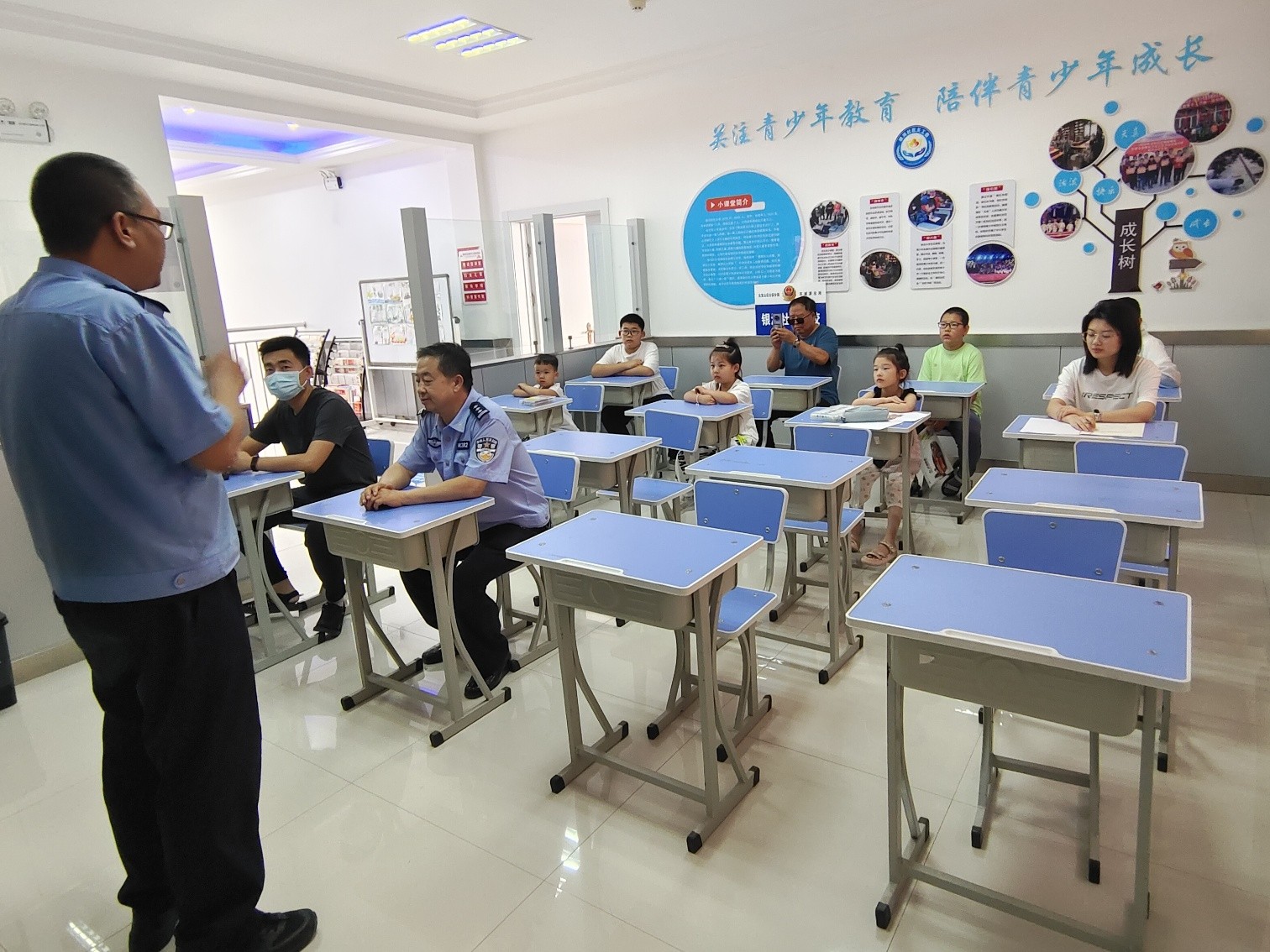 1724635417946359.jpg 元宝山区东城街道银河社区警色相伴,为成长护航活动照片2_副本_副本.jpg