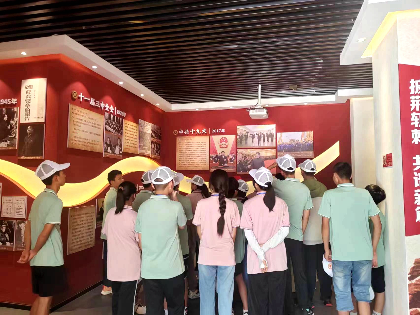 参观红色教育展厅及移民展览馆 (5).jpg