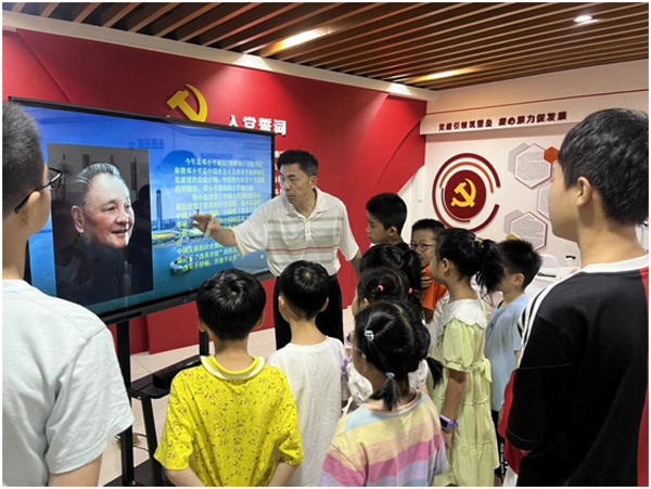松陵街道顾家荡社区 吴卫明老师，“邓小平爷爷的故事”.png