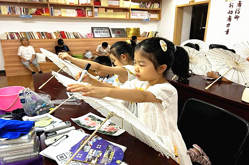 江苏省南京市玄武区锁二社区关工委开展“彩绘童趣,伞上生花”油纸伞彩绘活动(2).jpg
