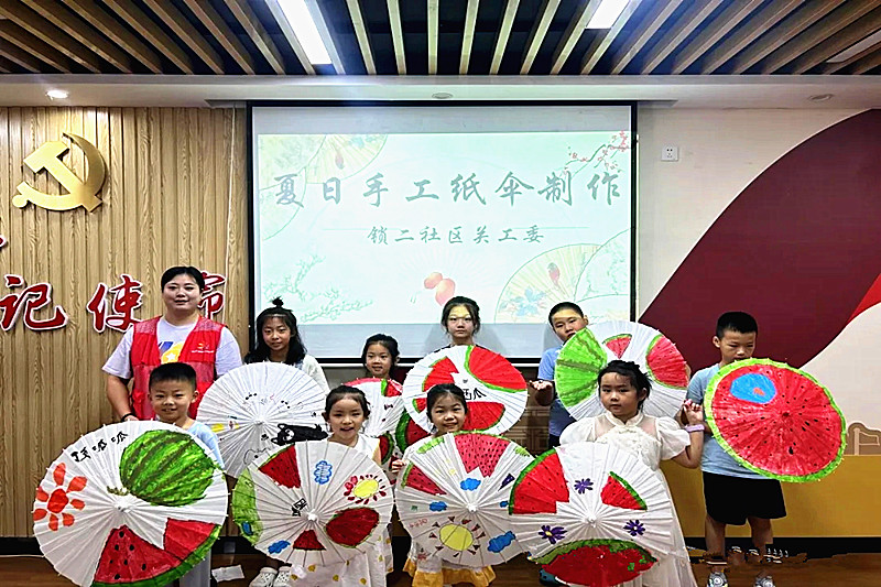 江苏省南京市玄武区锁二社区关工委开展“彩绘童趣,伞上生花”油纸伞彩绘活动(3).jpg