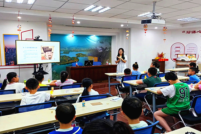 1724723601419972.jpg 江苏省南京市玄武区香铺营社区关工委开展“读懂金陵文脉、书香浸润童心”暑期实践活动(1).jpg