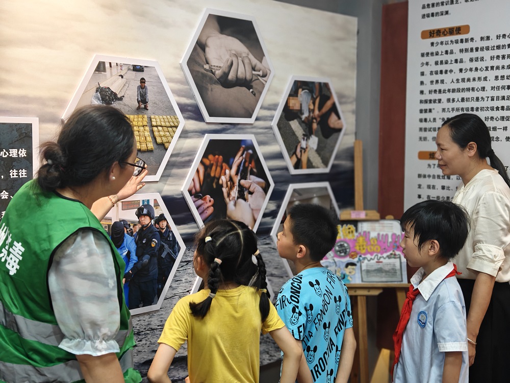 1724751772467798.jpg 禁毒社工讲解知识1.jpg
