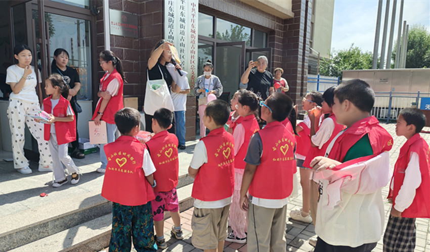 1724808275252908.jpg 元宝山区东城街道古山社区趣味亲子运动会照片2_副本.jpg