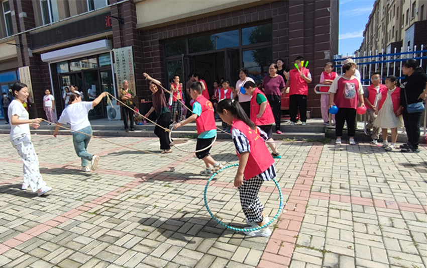 1724808297494139.jpg 元宝山区东城街道古山社区趣味亲子运动会照片3_副本.jpg