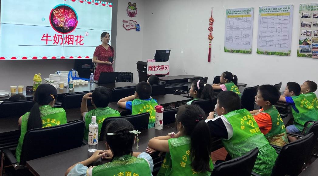 1724829580457639.jpg 1.南京科技馆的柠檬老师精心传授酸碱反应的基本原理、化学发光现象以及牛奶中的蛋白质如何参与这一化学反应.jpg