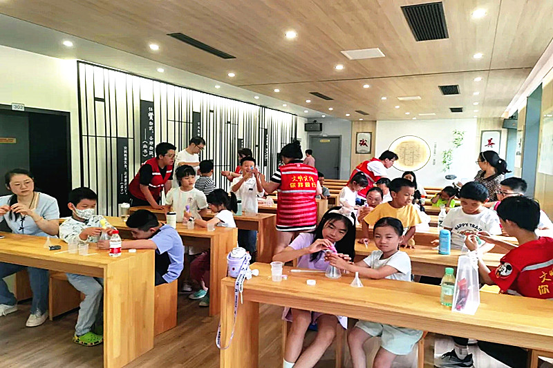 1724890492478899.jpg 江苏省南京市玄武区成贤街社区关工委联合开展“小实验大梦想”为主题的化学实验体验(2).jpg