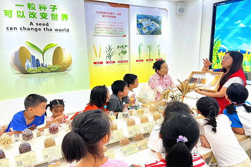 1724890838910136.jpg 江苏省南京市玄武区农科院社区关工委开展“探索种质资源保护与种子发芽奥秘”科普活动(1).jpg