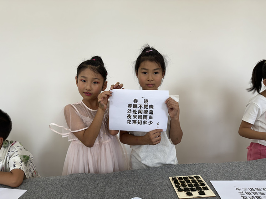 1724892810820119.jpg 元宝山区西城街道新景四季东社区体验活字印刷活动照片3_副本.jpg