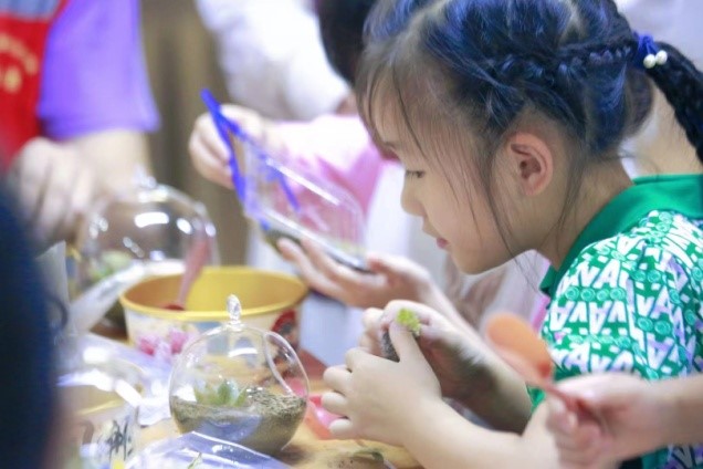 1724901393712751.jpg 2.孩子们动手挑选自己喜欢的材料,精心打造属于自己的微型世界.jpg