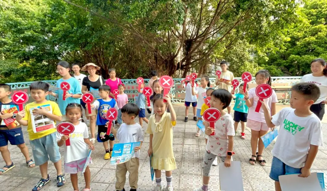 1724913648447816.webp 20240827广东省广州市黄埔区夏港街道金碧社区关工小组开展青少年安全教育暨关爱来穗“小候鸟”健康成长活动3.webp