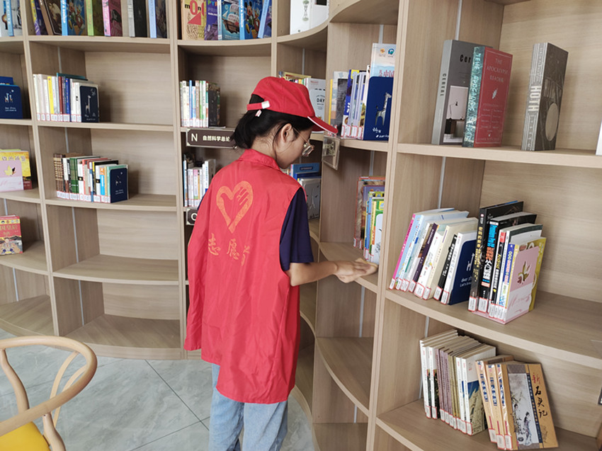 1724914234394146.jpg 元宝山区西城街道锦绣社区关工委小小图书管理员志愿服务活动照片1_副本.jpg