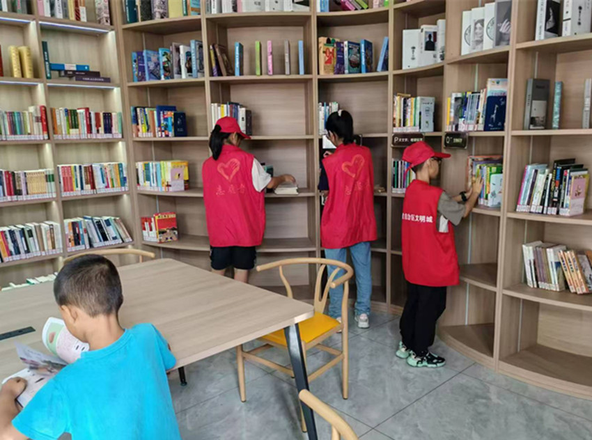 1724914258149117.jpg 元宝山区西城街道锦绣社区关工委小小图书管理员志愿服务活动照片6jpg_副本.jpg