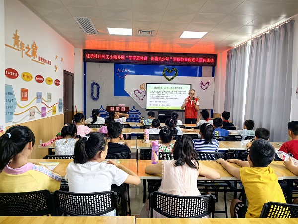 1724921542675008.jpg 家庭教育促进法宣传活动2.jpg