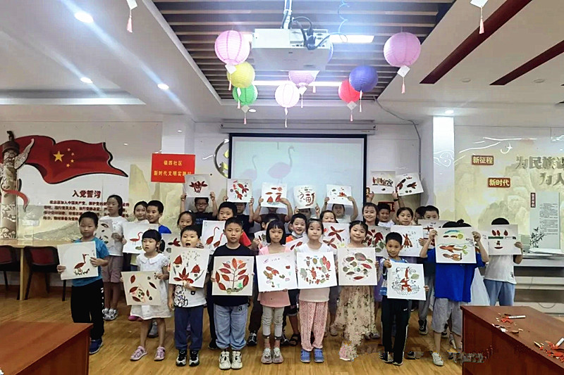 1724924675604480.jpg 江苏省南京市玄武区锁四社区关工委开展“祖国山河秋色图”树叶创意手工画活动 (2).jpg