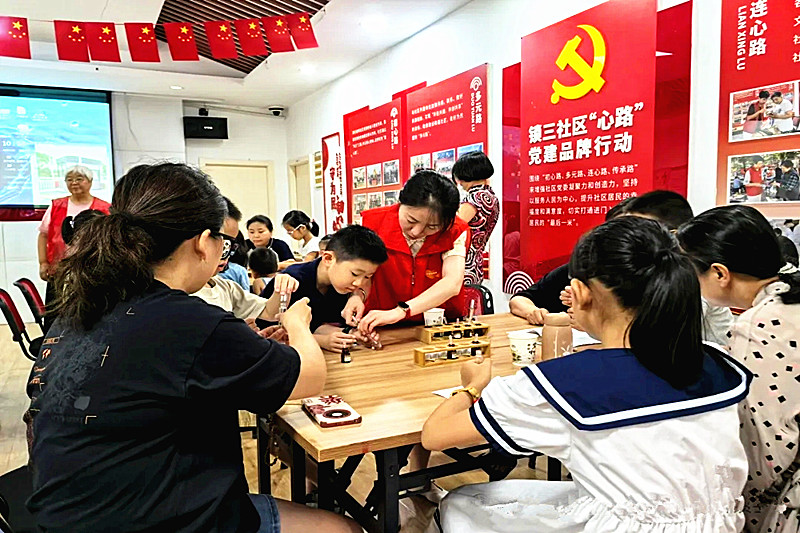 1724981196646900.jpg 江苏省南京市玄武区锁三社区关工委开展香水DIY手工制作活动(2).jpg