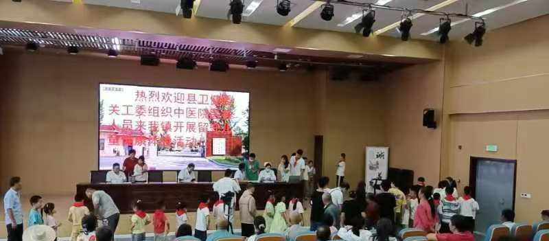 1725005343225466.jpg 卫健委关工委为黄圩镇102名留守儿童体检。.jpg