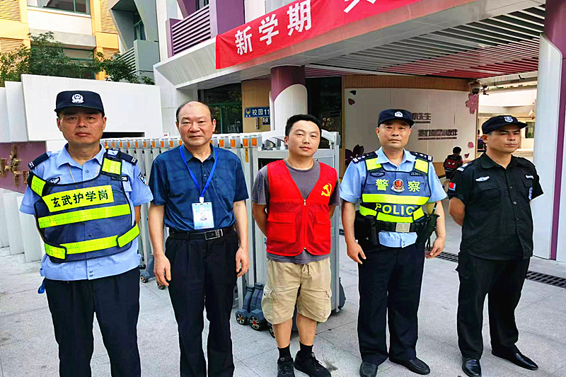 玄武区玄武湖街道关工委联合组织“五老”志愿者助力中小学生新学季开学 (1).jpg