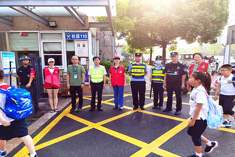 玄武区玄武湖街道关工委联合组织“五老”志愿者助力中小学生新学季开学 (2).jpg