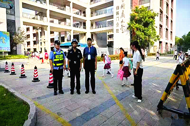玄武区玄武湖街道关工委联合组织“五老”志愿者助力中小学生新学季开学 (3).jpg