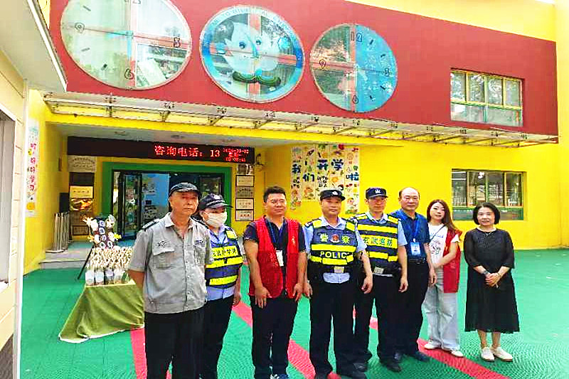 玄武区玄武湖街道关工委联合组织“五老”志愿者助力中小学生新学季开学 (4).jpg