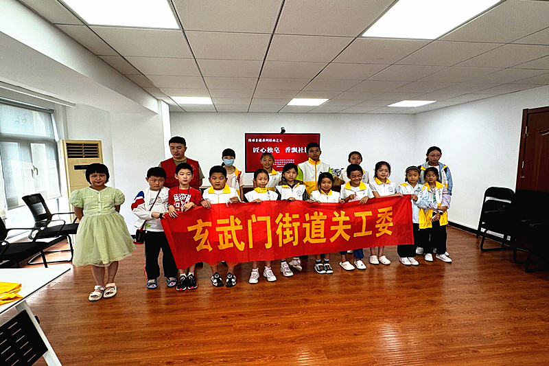 1725457396674886.jpg 江苏省南京市玄武区百子亭社区关工委开展“匠心独皂,香飘社区”传承非遗系列主题活动(5).jpg