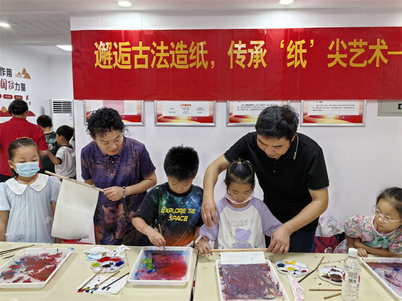 合肥市包河区烟墩街道清水冲社区关工委：邂逅古法造纸  传承”纸“尖艺术 (2).jpg