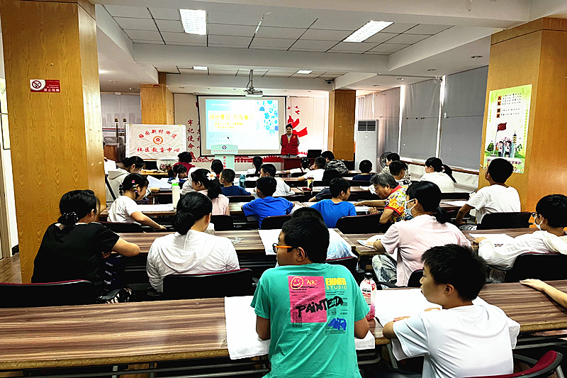 1725525849717462.jpg 江苏省南京市玄武区富贵山社区关工委开展青少年暑期糊染实践特色课程(1).jpg