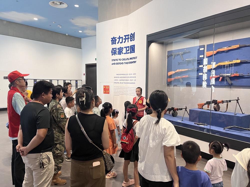 1725529844795698.jpg 晶远辖区青少年在“国防利剑、军民融合”展厅倾听讲解1.jpg