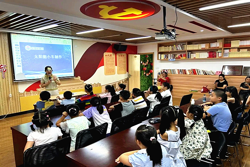 1725666764340976.jpg 江苏省南京市玄武区锁二社区关工委开展“科普启航,能源探索”太阳能小车手工活动(1).jpg