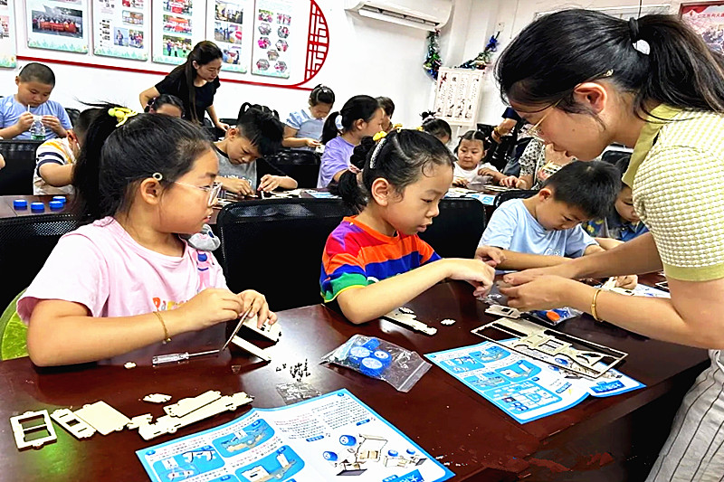 1725666772380662.jpg 江苏省南京市玄武区锁二社区关工委开展“科普启航,能源探索”太阳能小车手工活动(2).jpg