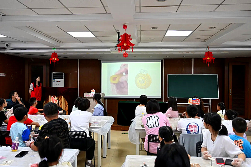 1725923549369342.jpg 江苏省南京市玄武区新街口街道关工委联合开展“小手做月饼,情满中秋节”亲子手工活动(2).jpg