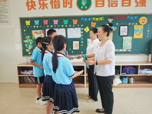 1726033971847875.jpg 六年级送贺卡.jpg
