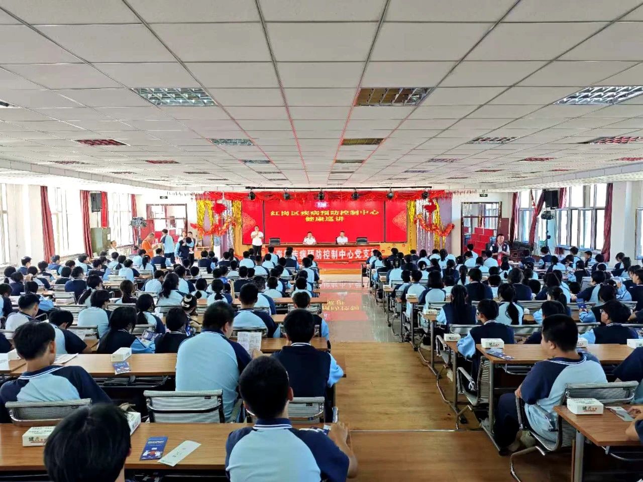 1726035375965188.jpg 大庆市育才中学关工委、红岗区疾病预防控制中心联合举办了以“关爱青少年心理健康”为主题的健康教育巡讲活动.jpg