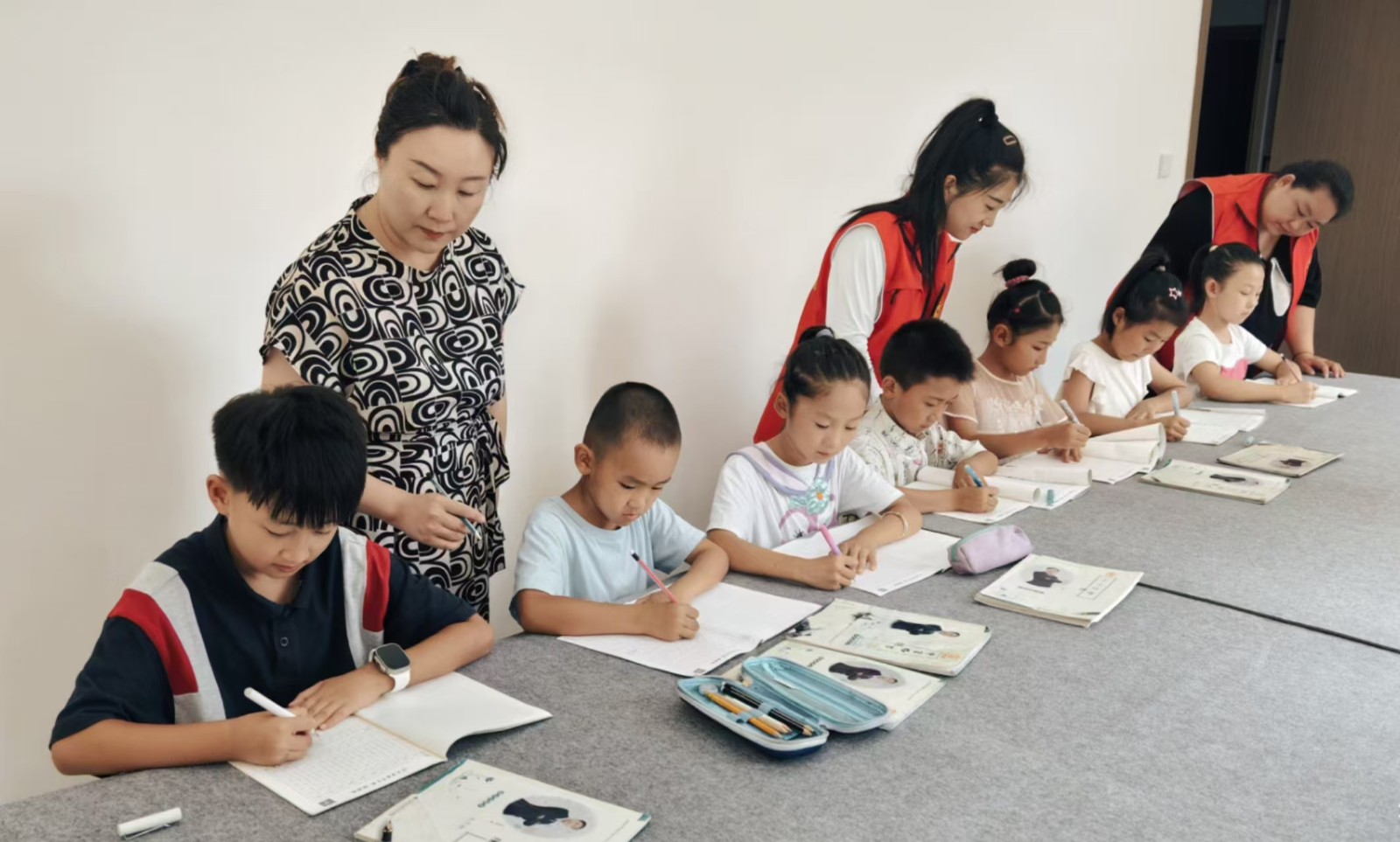 1726040078222575.jpg 元宝山区西城街道新景四季东社区关工委暑期青少年儿童书法活动照片1.jpg