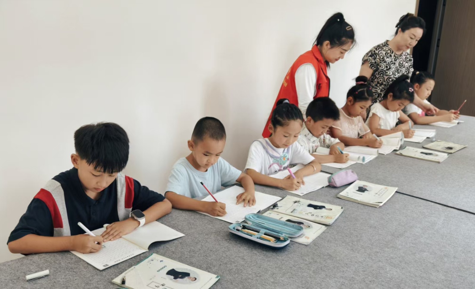 1726040099864077.jpg 元宝山区西城街道新景四季东社区关工委暑期青少年儿童书法活动照片3.jpg