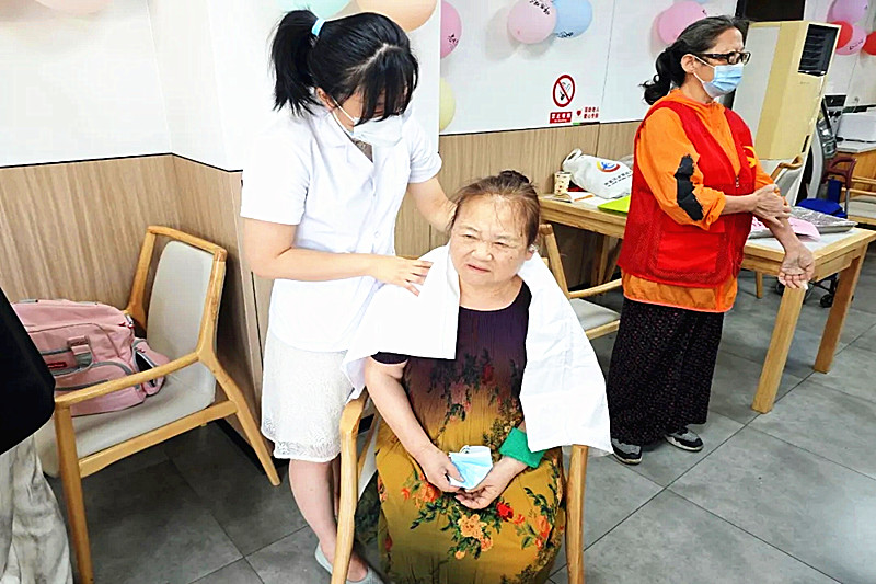 1726094183688968.jpg 江苏省南京市玄武区樱驼花园社区关工委开展“师恩难忘”教师节主题活动(4).jpg