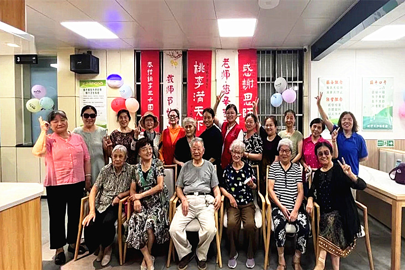 1726094190544733.jpg 江苏省南京市玄武区樱驼花园社区关工委开展“师恩难忘”教师节主题活动(5).jpg