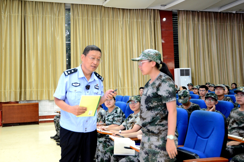 杨大同在实验高中与同学们互动_副本.jpg