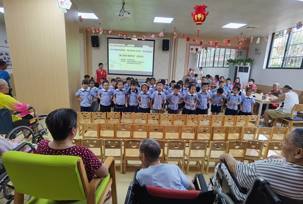 1726132749133473.jpg 小朋友正在给老人表演节目1.jpg